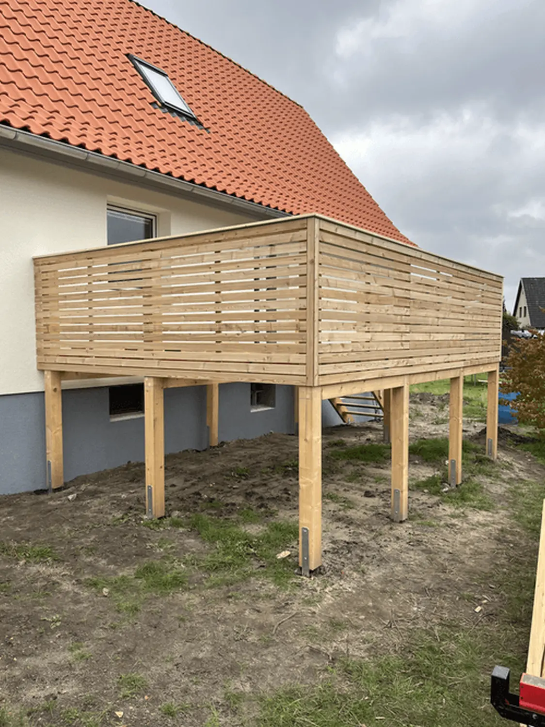 Holzterrasse von Hartholz Zimmerei & Dachdeckerei